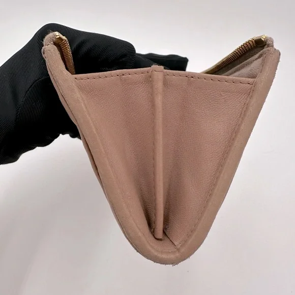 Miu Miu Portafoglio Lampo Matelasse Zip Wallet in Cammeo Beige.